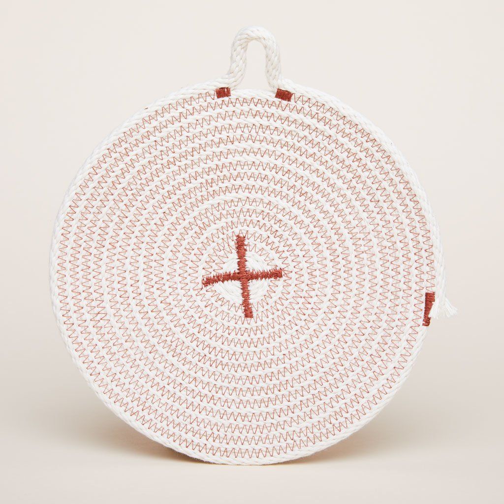 Trivet in beige with Amaro thread