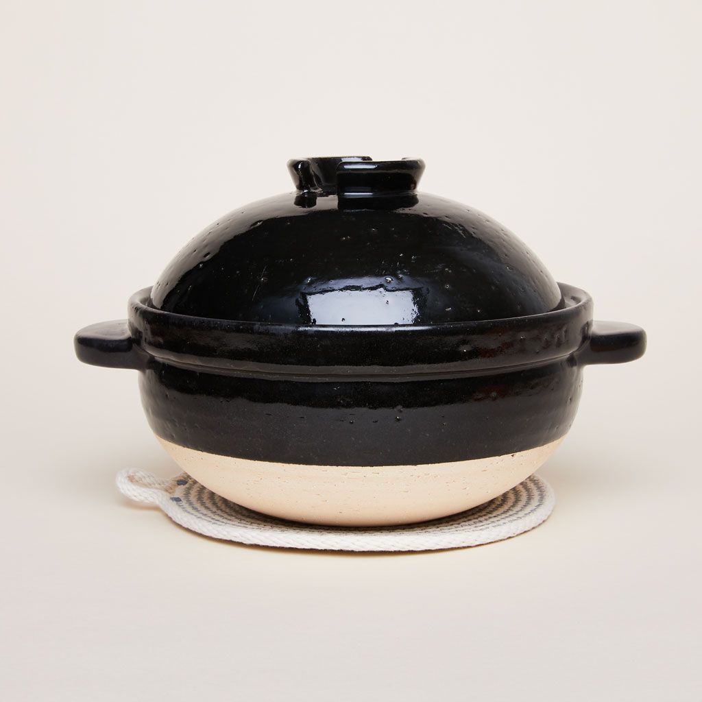 A donabe sits on top of a trivet